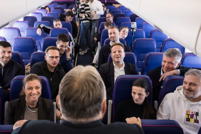 Az 5+1 LEGDURVÁBB🫨 kérdés, amit Orbánnak szegeztek🎤 az amerikai repülőúton✈️