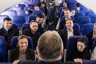 Az 5+1 LEGDURVÁBB🫨 kérdés, amit Orbánnak szegeztek🎤 az amerikai repülőúton✈️