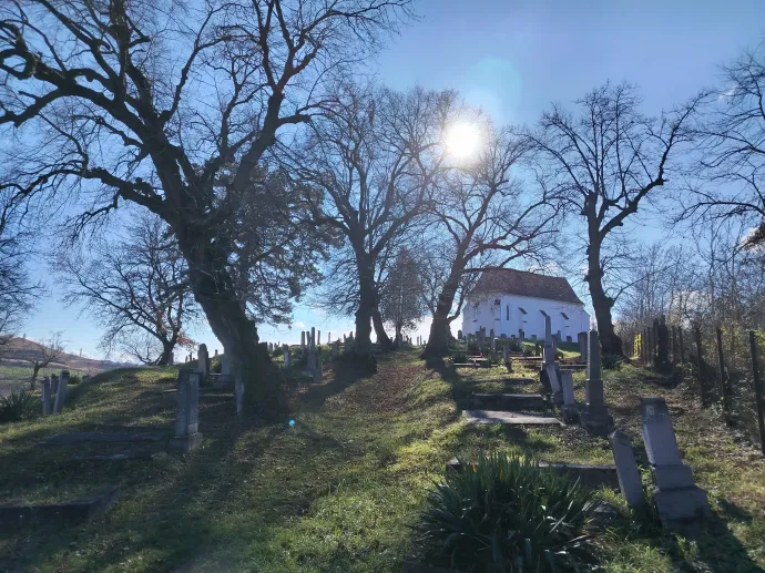 Ecel temploma és temetője – Fotó: Tőkés Hunor 