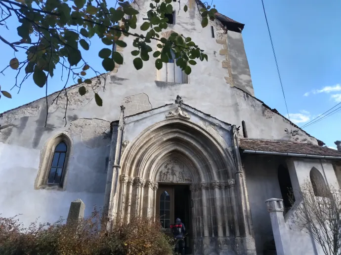  Riomfalvát látni kell, különösen most, amikor még a föld alatt szunnyadó világra is ráláthatunk a templom körül nyitva hagyott ásatások által – Fotó: Tőkés Hunor / Transtelex