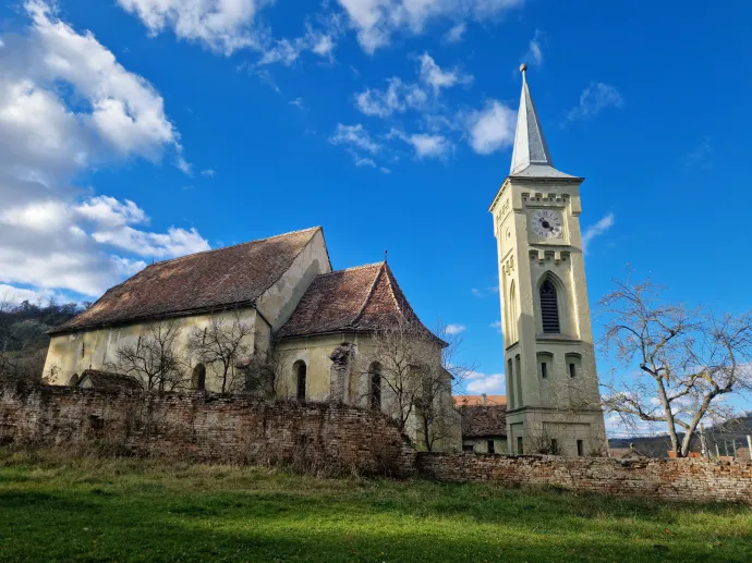 Nemesben kívülről néztük meg, hogy mi maradt fenn a szászok örökségéből és múltjából, a muzsnai erődtemplomban viszont Roth íróasztalát és az őt megörökítő alkotásokat is láthattuk – Fotó: Tőkés Hunor / Transtelex