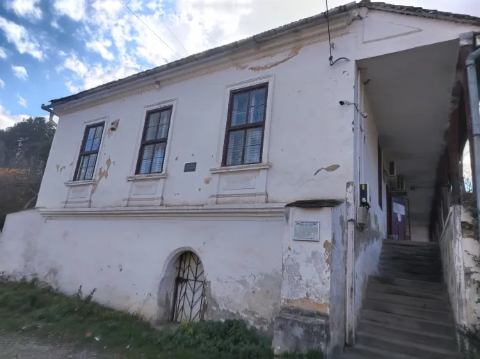 Nemesben kívülről néztük meg, hogy mi maradt fenn a szászok örökségéből és múltjából, a muzsnai erődtemplomban viszont Roth íróasztalát és az őt megörökítő alkotásokat is láthattuk – Fotó: Tőkés Hunor / Transtelex