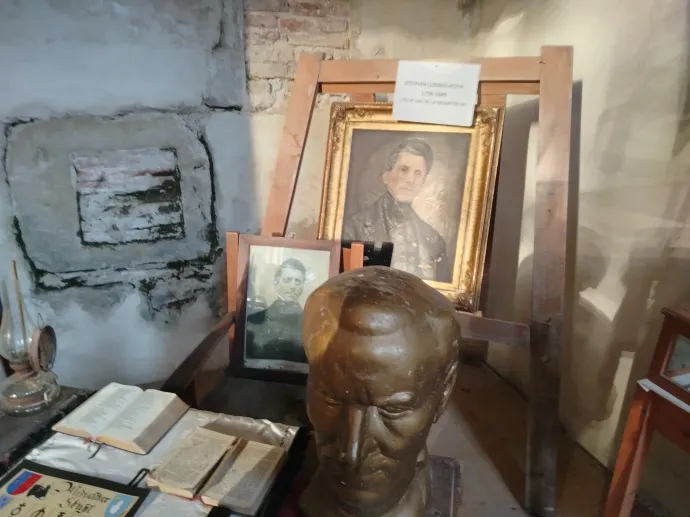 Nemesben kívülről néztük meg, hogy mi maradt fenn a szászok örökségéből és múltjából, a muzsnai erődtemplomban viszont Roth íróasztalát és az őt megörökítő alkotásokat is láthattuk – Fotó: Tőkés Hunor / Transtelex