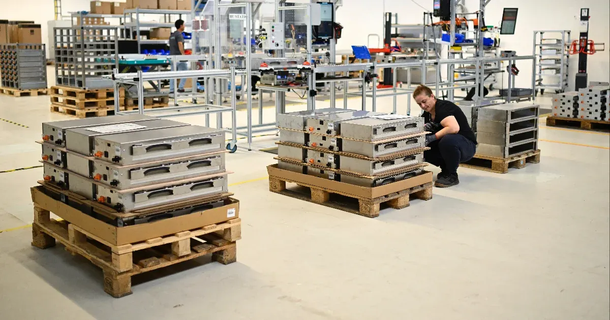 Újabb csapás az autóiparnak, drágulni kezdett a lítium