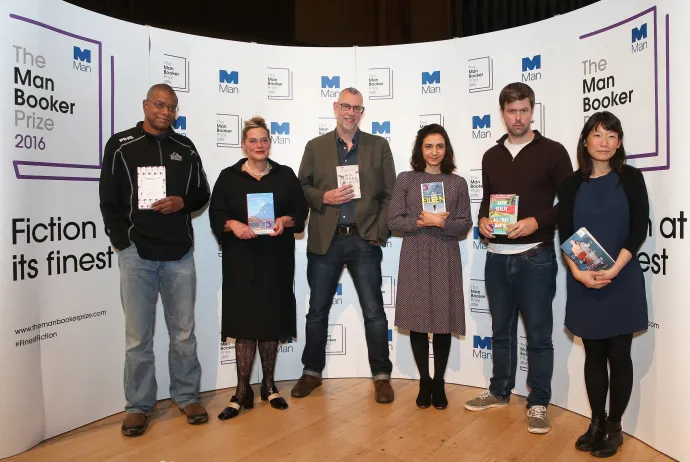 Paul Beatty, Deborah Levy, Graeme Macrae Burnet, Ottessa Moshfegh, David Szalay és Madeleine Thien a 2016-os Booker-díj finalistái az eredményhirdetés előtti napon 2016. október 24-én – Fotó: Daniel Leal / AFP