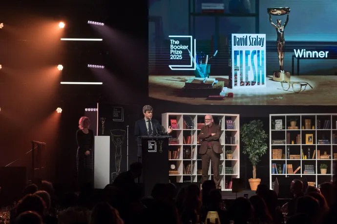 David Szalay beszédet mond a Booker-díj átadó ünnepségén a londoni Old Billingsgate-ben 2025. november 10-én – Fotó: Wiktor Szymanowicz / Anadolu / AFP