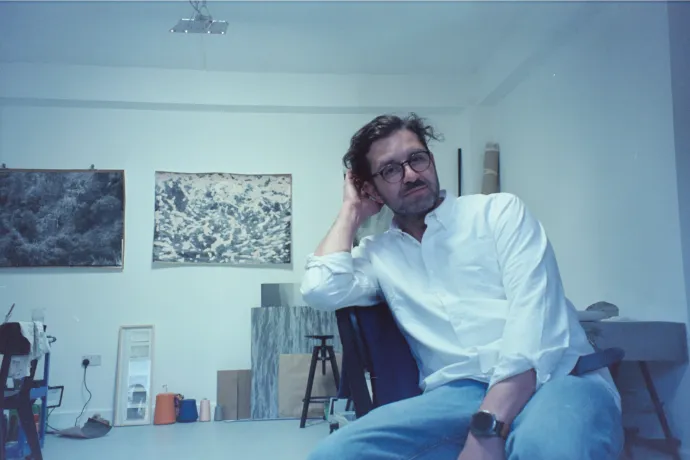 Dañila londoni stúdiójában – Fotó: Kostil Luka