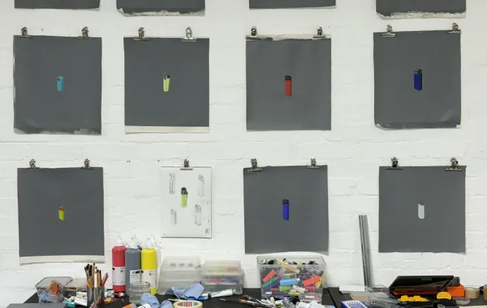 Az ADHD-s figyelemkimaradásoknak köszönhetően „ellopott” öngyújtókat festi meg, amivel gyakorolja az összpontosítást. Több mint száz ilyen öngyújtót rejtegetett a lakása, és mint mondja, ugyan már nem akkora „tolvaj”, még mindig előfordul, hogy rajtakapja magát, hogy miután tüzet kér, már teszi is el a keze az öngyújtót. 