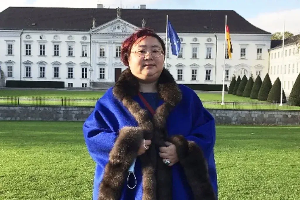 Több mint százezer nyugdíjast károsított meg a kínai kamu örökösnő, akinek Liberland trónja volt az álma