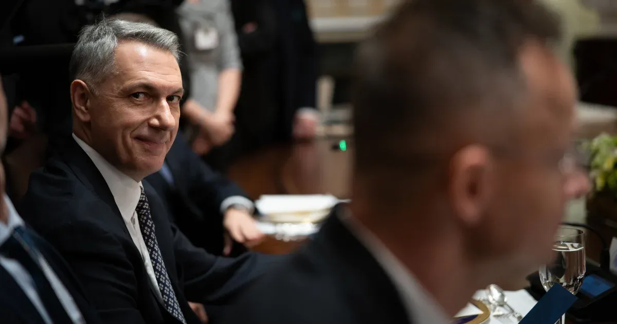 Lázárt akkor húzza magához Orbán, amikor veszélyben érzi a rendszert