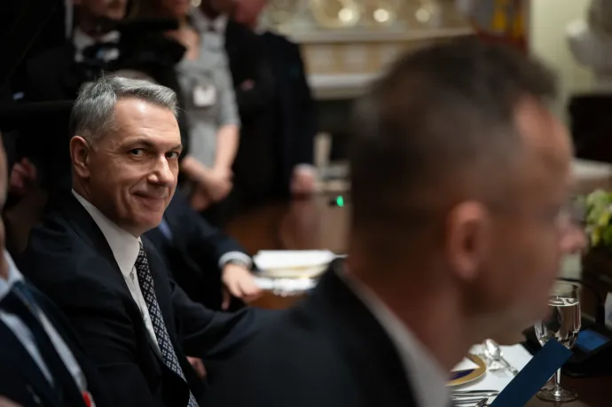 Lázárt akkor húzza magához Orbán, amikor veszélyben érzi a rendszert