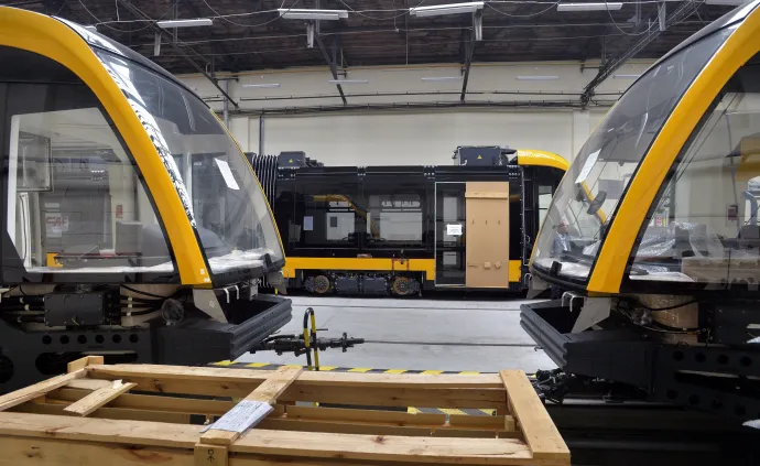 Összeszerelés alatt álló CAF-villamosok a Dunakeszi Járműjavító üzemcsarnokában 2016. augusztus 18-án – Fotó: Máthé Zoltán / MTI