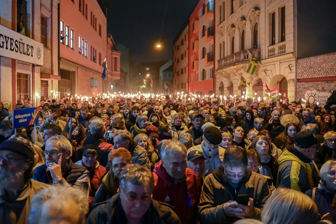 Kiállunk azért is, hogy a feje tetejére állított államot visszaállítsuk a talpára – Karácsony is felszólalt az Iványiért szervezett tüntetésen