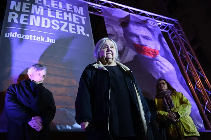 Az Örkény Színház társulata és Karácsony Gergely főpolgármester – Fotó: Bődey János / Telex