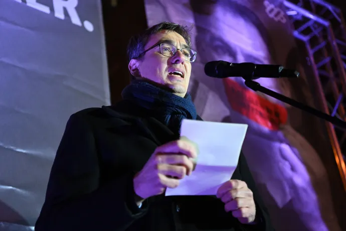 Az Örkény Színház társulata és Karácsony Gergely főpolgármester – Fotó: Bődey János / Telex