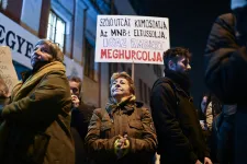 Kiállunk azért is, hogy a feje tetejére állított államot visszaállítsuk a talpára – Karácsony is felszólalt az Iványiért szervezett tüntetésen