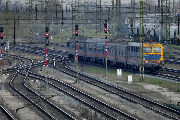 Rakodógép szakította le a felsővezetéket egy fontos vasúti csomópontnál