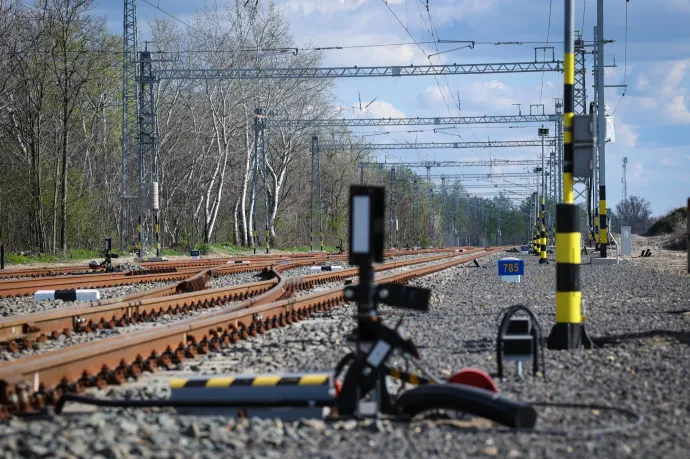 Újraindult a vonatforgalom Ceglédnél, miután leszakadt a felsővezeték kedden
