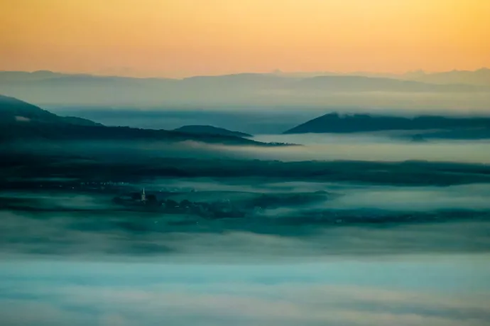 Nyakunkon a nyák, beborít a köd