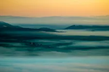 Nyakunkon a nyák, beborít a köd