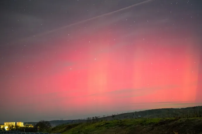 Sarki fény villogott az éjjeli égen a Dunakanyarban