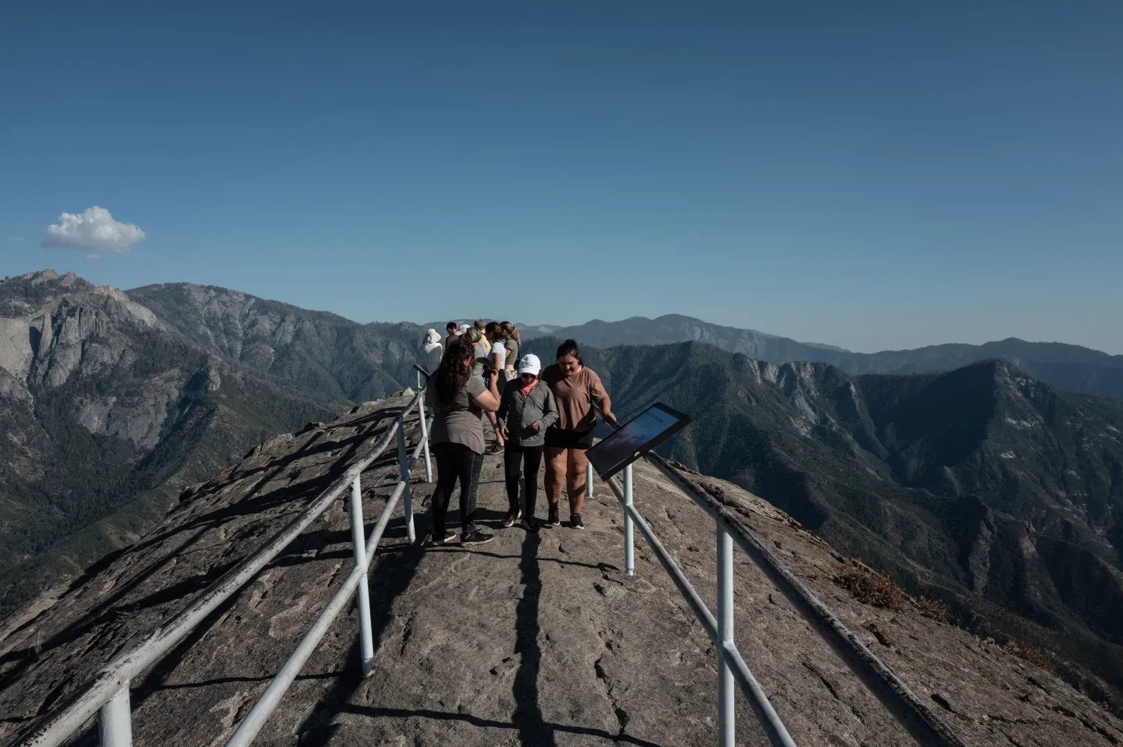 A Moro Rock nevű sziklaképződmény a Sequoia Nemzeti Parkban – Fotó: Bődey János / Telex