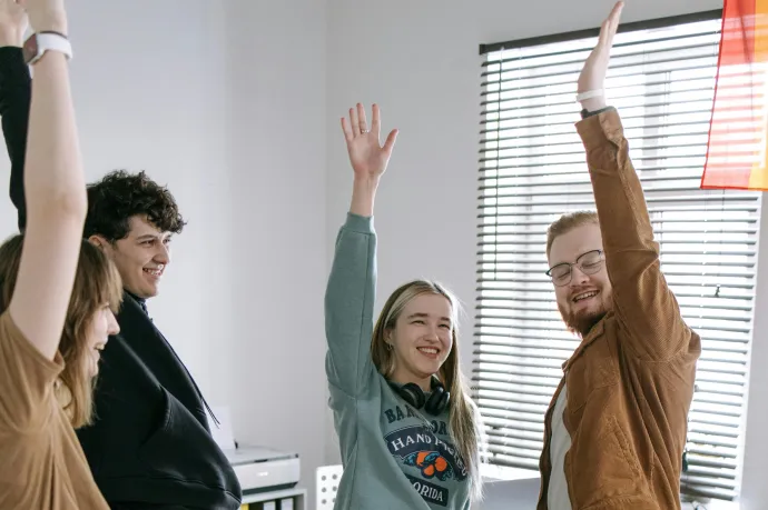 A román kormány ezer lejt ígér a fiataloknak és a háromgyermekes anyáknak, de a szakértők szerint ez csak kirakatintézkedés