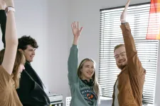 A román kormány ezer lejt ígér a fiataloknak és a háromgyermekes anyáknak, de a szakértők szerint ez csak kirakatintézkedés