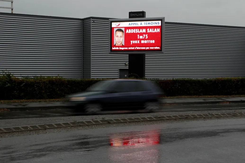 Dzsihadista propagandát csempészett be a párizsi terrortámadások életben maradt elkövetőjének egy nő, aki új merényletet tervezhetett