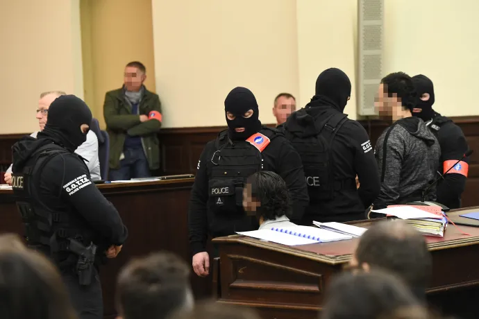 Salah Abdeslam (középen) és bűntársa, Sofiane Ayari a brüsszeli Palais de Justice bíróságon 2018. február 5-én, ahol a két vádlottat a 2015-ös brüsszeli terrortámadások elkövetésével gyanúsították meg – Fotó: Emmanuel Dunand / AFP