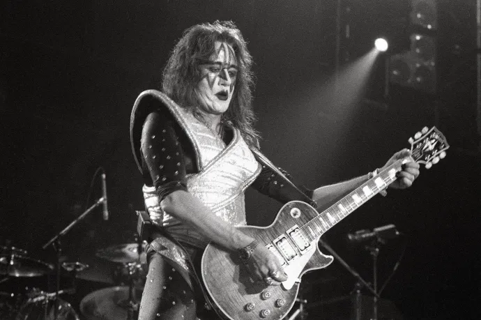 Fejsérülés okozta a Kiss alapító gitárosának halálát