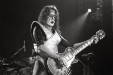 Fejsérülés okozta a Kiss alapító gitárosának halálát