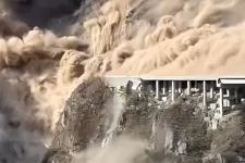 Videón, ahogy összeomlik a frissen átadott gigantikus híd Kínában