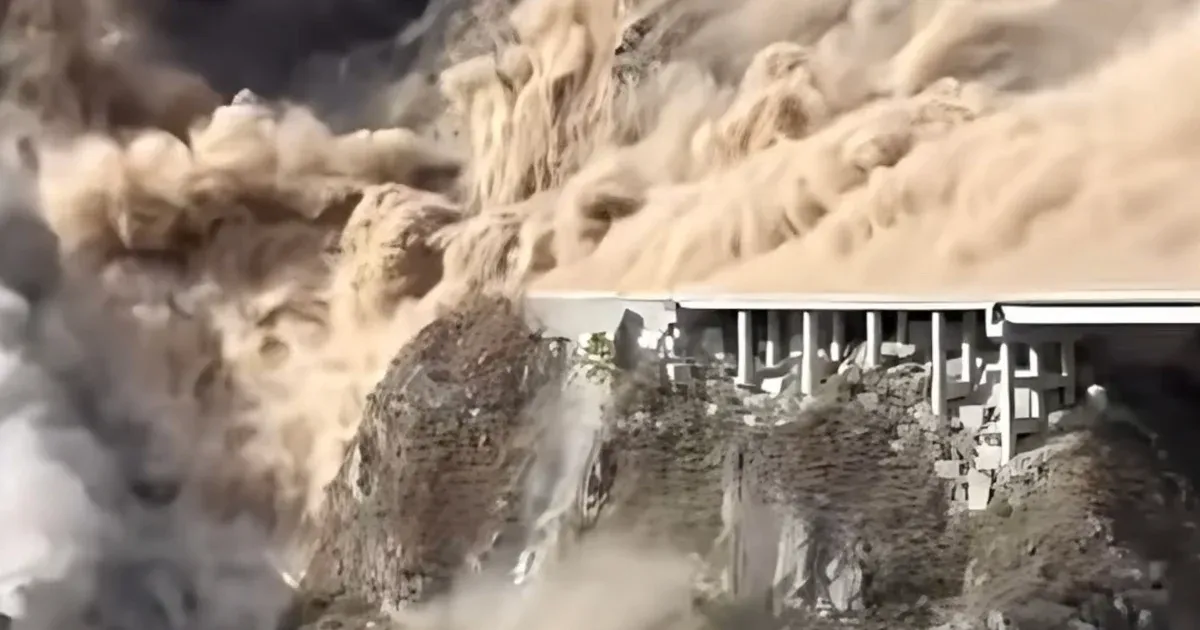 Videón, ahogy összeomlik a frissen átadott gigantikus híd Kínában