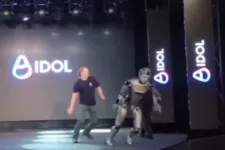 Pár lépés után orra bukott a színpadon az oroszok új MI-robotja