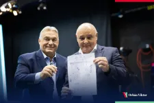Orbán Viktor megmagyarázta, miért rajzol furcsa krikszkrakszokat interjú közben