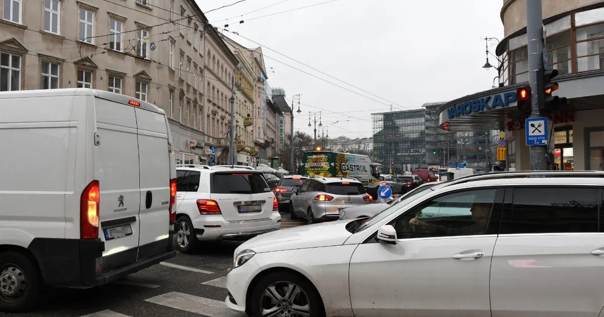 Kényszerítő intézkedéseket is alkalmazhatna a rendőrség a forgalmat akadályozó járművekkel szemben Lázár új javaslata szerint