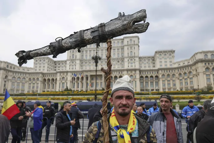 „Szabad dákok" a román parlament épülete előtt – Fotó: Octav Ganea / Inquam Photos