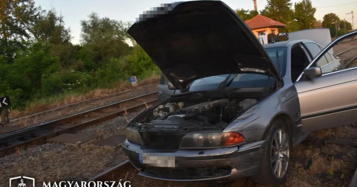 Rendőrök elől menekült egy férfi Baján, de autójával fennakadt a síneken