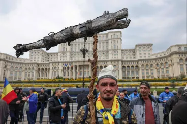 Covid-tagadás, nanocsipes üdítők és uniós összeesküvések: az álhírekből lett szuverenista mozgalom Romániában