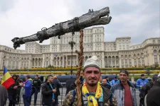 Covid-tagadás, nanocsipes üdítők és uniós összeesküvések: az álhírekből lett szuverenista mozgalom Romániában