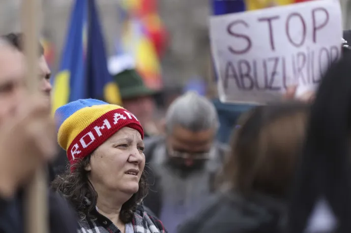 Szuverenista tüntetés Bukarestben. A banneren Stop a hatósági túlkapásoknak! felirat látható – Fotó: Octav Ganea / Inquam Photos