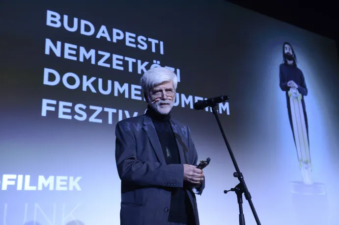 Gazdag Gyula filmrendező, egyetemi tanár beszédet mond, miután átvette a Budapesti Nemzetközi Dokumentumfilm Fesztivál (BIDF) Életműdíját az esemény zárórendezvényén a Pesti Vigadóban 2018. január 28-án – Fotó: Soós Lajos / MTI