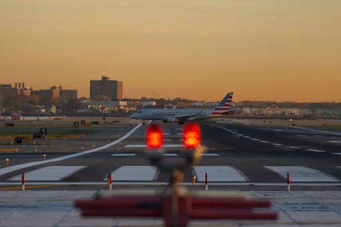 Az American Airlines légitársaság gépe a LaGuardia repülőtéren New Yorkban 2025. november 7-én – Fotó: Ryan Murphy / Reuters