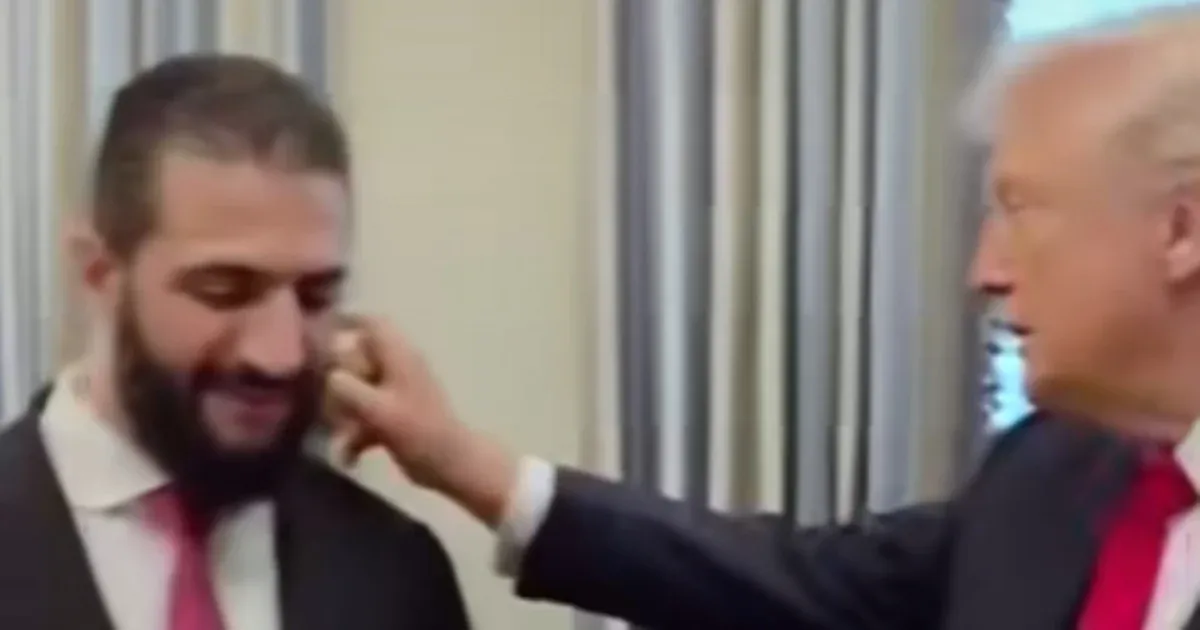 „Hány feleséged van?” – kérdezte Trump a szíriai elnöktől, miután befújta egy kis parfümmel