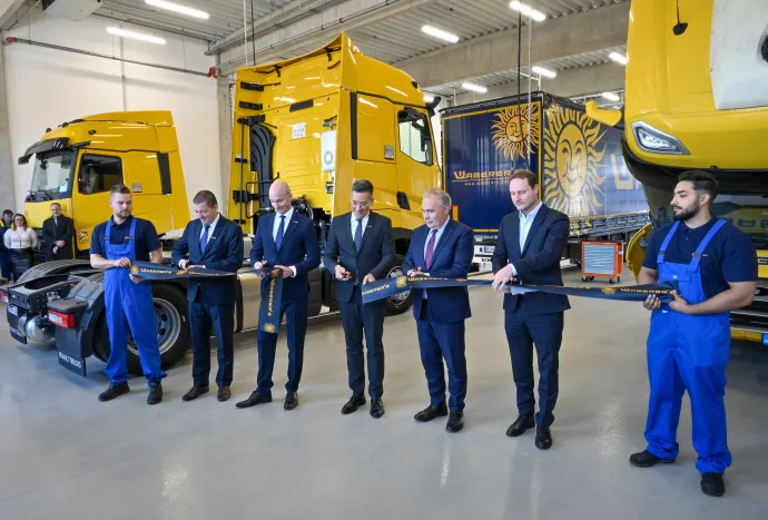 Nagy István agrárminiszter, Barna Zsolt, a Waberer's Csoport elnök-vezérigazgatója, Budai László műszaki és üzemeltetési igazgató, Szucsány György ingatlanfejlesztési igazgató és Filep Bálint, a Széchenyi István Egyetem elnöke szalagot vág át a Waberer's Csoport kibővített mosonmagyaróvári szervizcsarnokának átadásán 2025. október 3-án – Fotó: Krizsán Csaba / MTI