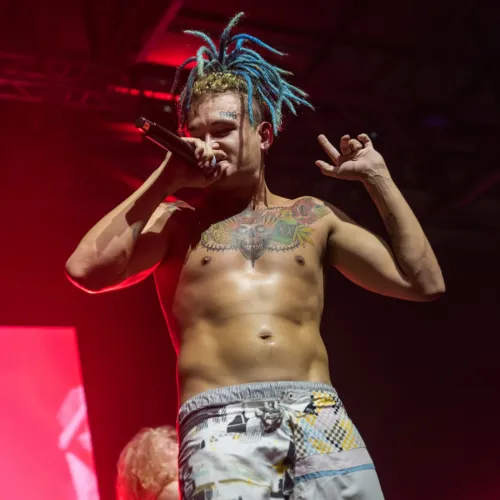 Tíz évre kitiltották Litvániából a háborúellenes orosz rappert