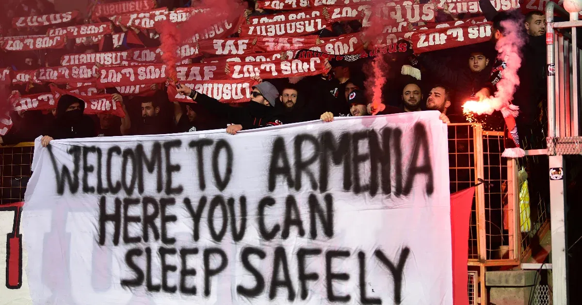 „Itt biztonságban alhattok” – félreérthetetlen üzenet az örmény drukkerektől, nem felejtik a baltás gyilkos kiadatását