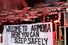 „Itt biztonságban alhattok” – félreérthetetlen üzenet az örmény drukkerektől, nem felejtik a baltás gyilkos kiadatását