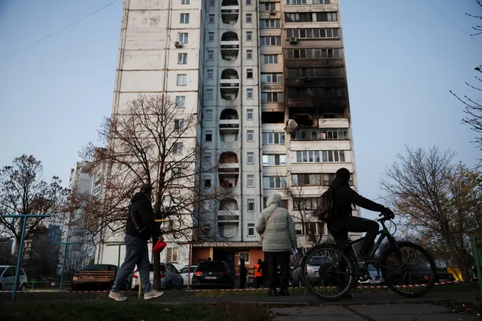 A támadásban megsérült lakóházak Kijevben 2025. november 14-én – Fotó: Valentyn Ogirenko / Reuters, Thomas Peter / Reuters